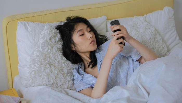 Kurang regulasi diri dan mudah terdistraksi. Terlalu asik bermain handphone, melihat notifikasi, chat orang, dan sebagainya bisa menyebabkan orang lupa waktu