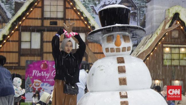 Tak perlu jauh-jauh ke luar negeri, sensasi musim dingin bisa dirasakan di Trans Snow World Bintaro. Apalagi ada promo di long weekend ini.