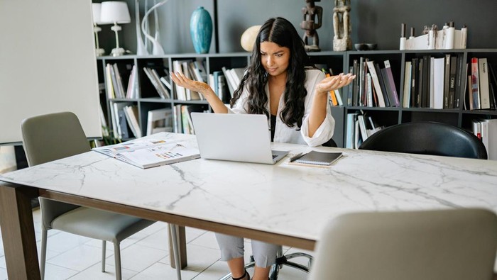 Orang tidak kompeten suka melewatkan detail penting. Mereka tidak bisa mengakui kesalahan dan akan mencari alasan untuk membela diri.