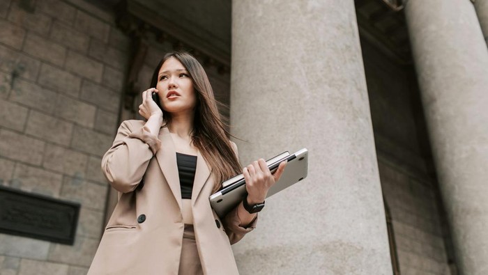 Mereka sering mencari kesempatan. Misalnya peluang investasi, ide bisnis, atau mencari cara baru untuk menghasilkan uang.