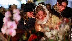 5 Cara Memberikan Rasa Aman pada Orang yang Berduka