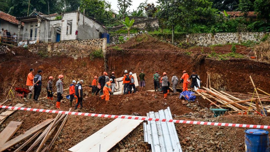 Tebing Setinggi 6 Meter di Bogor Barat Longsor, Masjid dan Rumah Warga Terancam