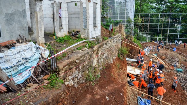 Empat korban longsor di Jatinangor, Sumedang ditemukan tak bernyawa. Proses evakuasi selesai, penyebab longsor akibat robohnya tembok penahan tanah.