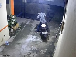 Pria Bertopeng Terekam CCTV Curi Motor di Palembang
