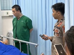 Aksi Heroik Polisi Evakuasi Warga Pingsan di Bekasi, Sempat Dobrak Rumah