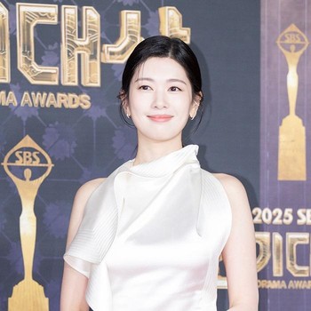 Adu Gaya Para Aktris Korea di Red Carpet 2025 SBS Drama Awards