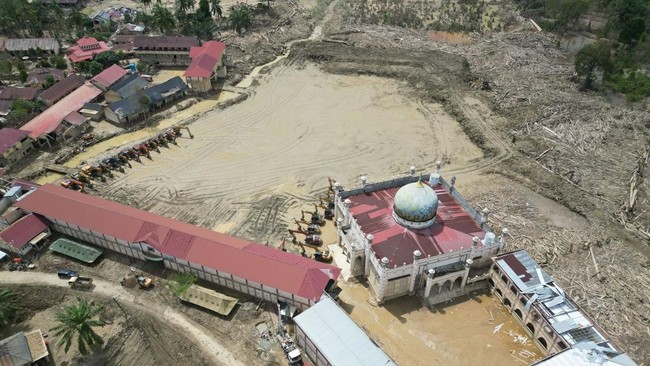 Korban jiwa akibat banjir dan longsor di Sumatra mencapai 1.177 jiwa. 148 orang masih hilang, sementara 242.174 jiwa mengungsi.