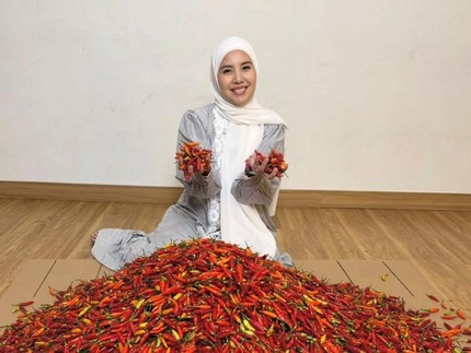 Potret Tya Ariesta Beli Cabai dari Petani Aceh untuk Dibagikan ke Karyawan