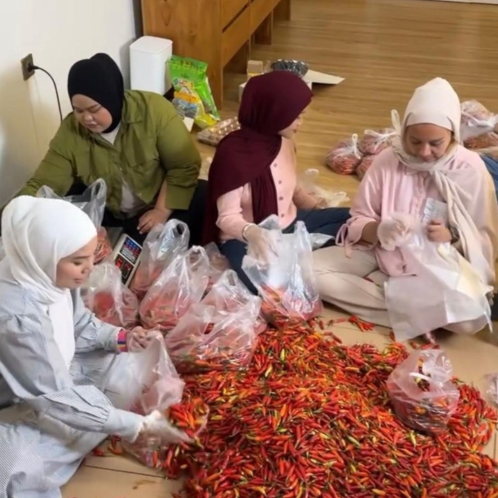 <p>Dalam salah satu momen yang dibagikan, terlihat Tya bersama karyawannya tengah membungkus cabai yang nantinya akan dibagikan kepada karyawan dan tetangganya, Bunda. Perempuan berusia 39 tahun ini membeli cabai langsung dari Aceh bukan tanpa alasan, melainkan sebagai bentuk dukungannya untuk membantu perekonomian para petani yang terdampak bencana. "Buat yg mau beli cabe sekaligus membantu para petani yg ada di aceh bisa pesen ke<em> @_rumahtani</em> yaa, semoga keadaan saudara2 kita di aceh, sumbar &amp; sumut bisa cepat kembali pulih aamiin," ungkap Tya. (Foto: Instagram @tya_ariestya)</p>