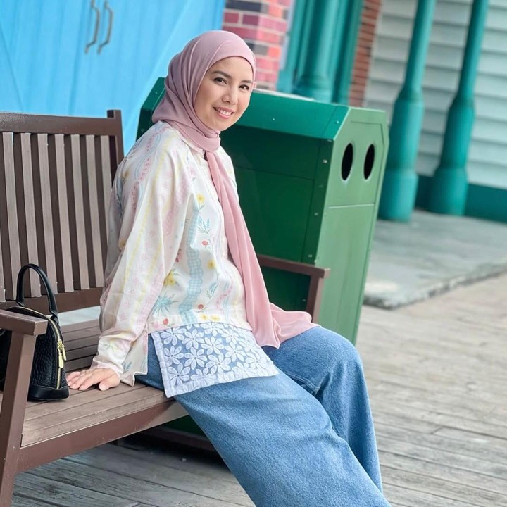 <p>Aksi yang dilakukan Tya Ariesta ini sontak menyita perhatian banyak netizen. Tak sedikit dari mereka yang menyampaikan rasa terima kasih atas kepeduliannya tersebut. Salah satunya datang dari akun Instagram<em> @ifa****</em> yang menyebut, "Makasi kak Tya udah bantu masyarakat Aceh,". "Masya Allah, terima kasih Tya sudah membantu perekonomian Aceh," tulis <em>@acu****</em>. "Kak Tya terima kasih sudah melarisi saudara kami di Aceh. Semoga kak Tya sekeluarga dimudahkan rezekinya dan urusannya sama Allah, seperti kak Tya memudahkan urusan orang lain. Amiin," tambah <em>@mam****.</em> (Foto: Instagram @tya_ariestya)</p>