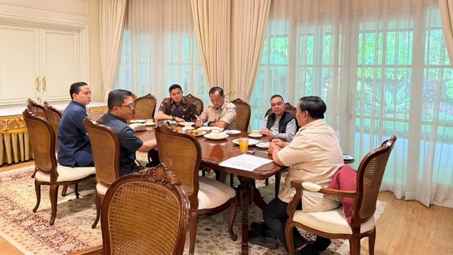 Presiden Prabowo Subianto mengadakan pertemuan dengan pejabat tinggi untuk membahas penugasan awal tahun dan penanganan bencana di Sumatra.