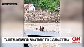 VIDEO: Momen Prajurit TNI  Selamatkan Warga Terseret Arus Sungai