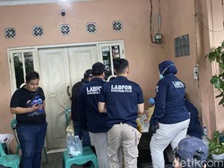 Labfor Ambil Sampel Cairan Dalam Botol di TKP Sekeluarga Tewas di Jakut