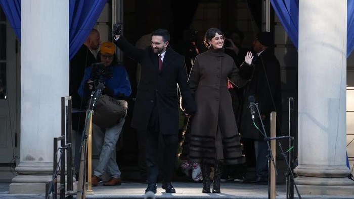 Zohran Mamdani dan Rama Duwaji saat upacara inagurasi dan block party. Duwaji mengenakan coat coklat berbahan wol dan fur dari brand Renaissance, Renaissance.