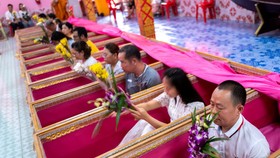 FOTO: Tidur di Peti Mati untuk Kembali Suci Mengawali Tahun Baru