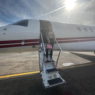 7 Gaya Hedon Selebgram Safa Marwah, Naik Privat Jet Sambil Tenteng Tas Hermes