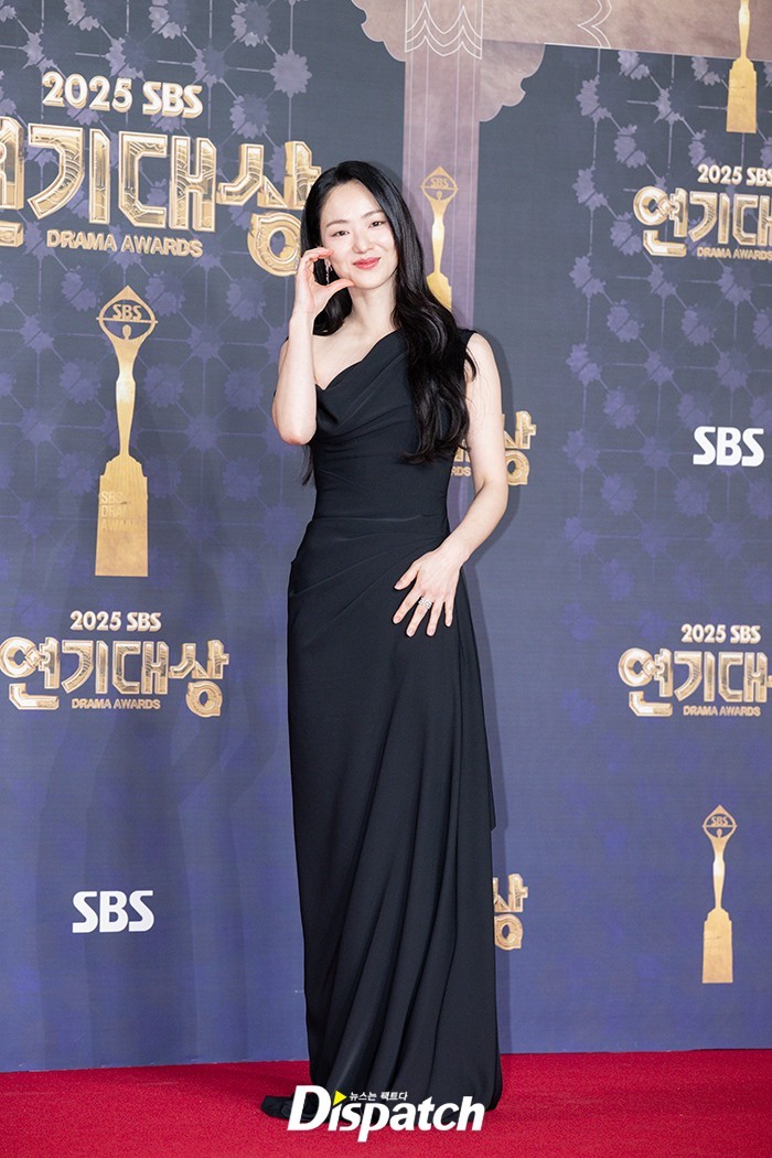 Sama-sama mengenakan gaun hitam dengan Han Ji Min, Jeon Yeo Been tampil memikat dalam helaian one shoulder dress yang memberikan perasaan lebih bebas dengan bagian bawah gaun menjuntai ringan./ Foto: dispatch.co.kr