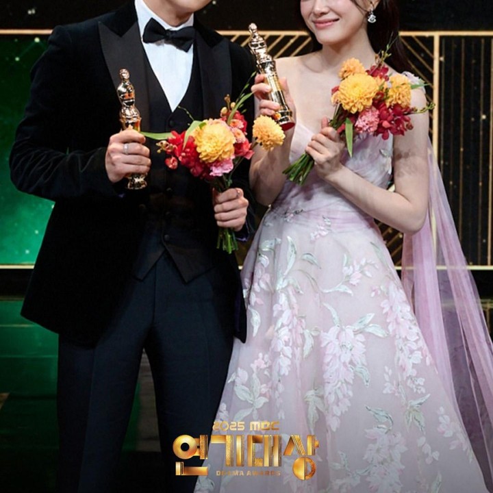 <p>Selanjutnya ada Kang Tae Oh dan Kim Se Jeong dalam drakor <em>Moon River</em>. <em>Chemistry</em> mereka curi perhatian dengan memadukan romansa, komedi, dan intrik, sehingga mereka sukses raih <em>best couple</em> drakor di MBC Drama Awards 2025. (Foto: Instagram @mbcdrama_now)</p>