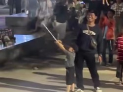 Pria Ini Lempar Kembang Api ke Kerumunan Warga di Pantai Losari Makassar