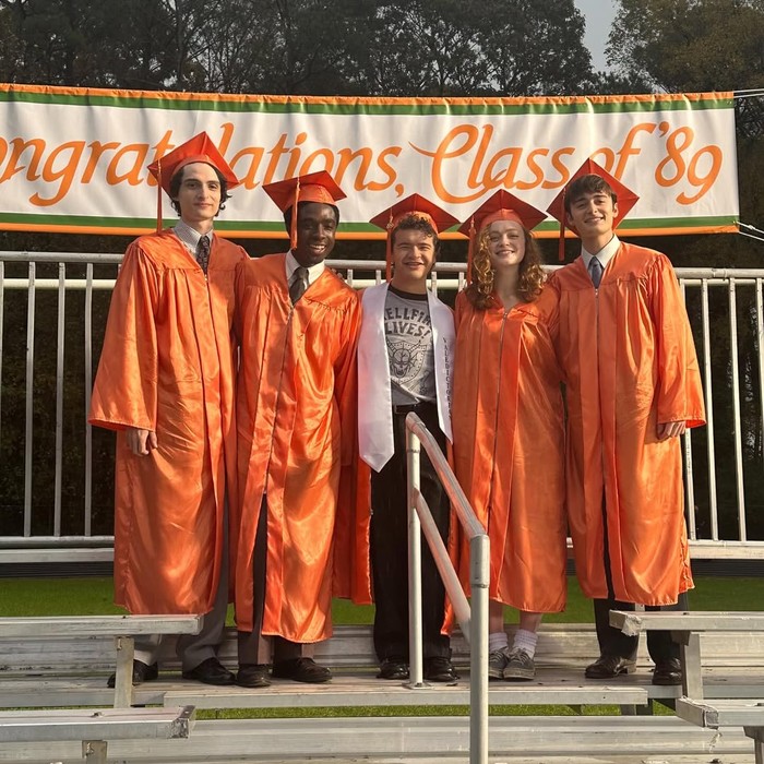 Stranger Things telah menutup kisahnya dengan akhir emosional. Selama penayangan musim kelima yang terbagi menjadi 3 volume, para pemain unggah potret behind the scenes untuk mengenang proses syuting./ Foto: Instagram.com/noahschnapp