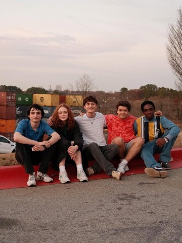 Stranger Things Tamat, Intip Sederet Potret Behind The Scenes yang Diunggah Pemain