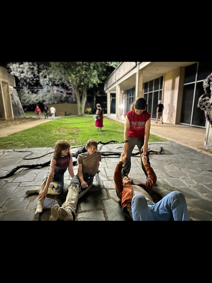 Potret yang diunggah turut menampilkan keakraban para pemainnya, Beauties. Ketika Vol 2 tayang, Finn Wolfhard mengunggah potret carousel dalam akun Instagramnya dengan caption, 