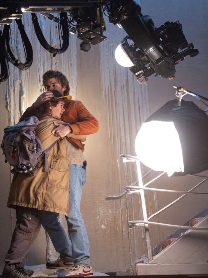 Gaten Matarazzo yang memerankan tokoh Dustin Henderson khusus mengungah proses syuting adegan ikonis dari musim terakhir Stranger Things&nbsp;dengan caption 