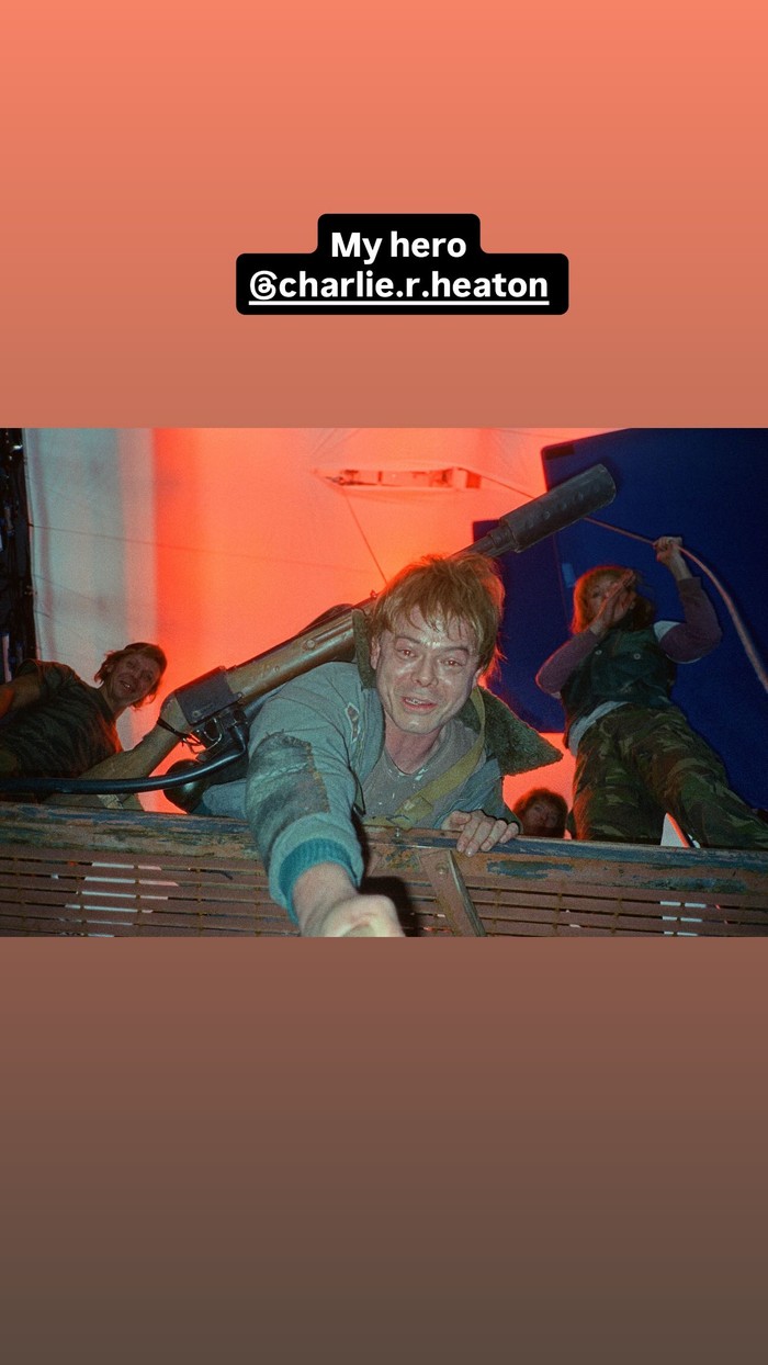 Spoiler alert! Joe Keery membagikan foto behind the scenes melalui Instagram Story-nya.&nbsp;Ia mengabadikan adegan ikonis lain yang jadi titik character development-nya./&nbsp;Foto: instagram.com/djotime