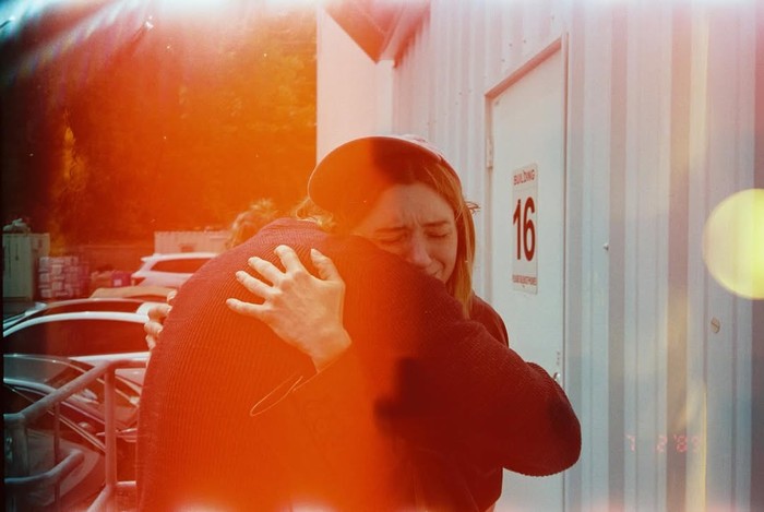 Natalia Dyer memberikan kode momen mengharukan di Vol 2 lewat potret yang diambil oleh Maya Hawke ini/ Foto: instagram.com/nattyiceofficial