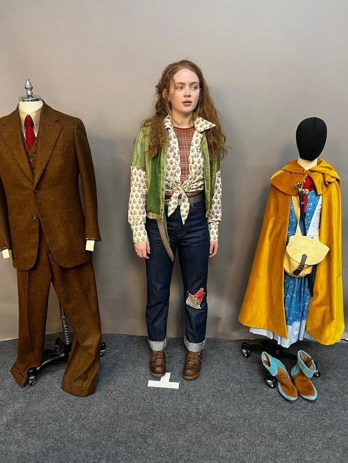 Sadie Sink throwback ke momen fitting, Beauties. Diapit kostum Henry Creel dan Holly, Sadie sebagai tokoh Max bukan harus memakai outfit dan&nbsp;berbagai jenis wig berantakan untuk syuting/ the Foto: instagram.com/sadiesink_