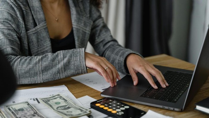 Suka belajar finansial. Mereka tahu cara mengelola uang dengan tepat, investasi, dan mencari peluang karena belajar.