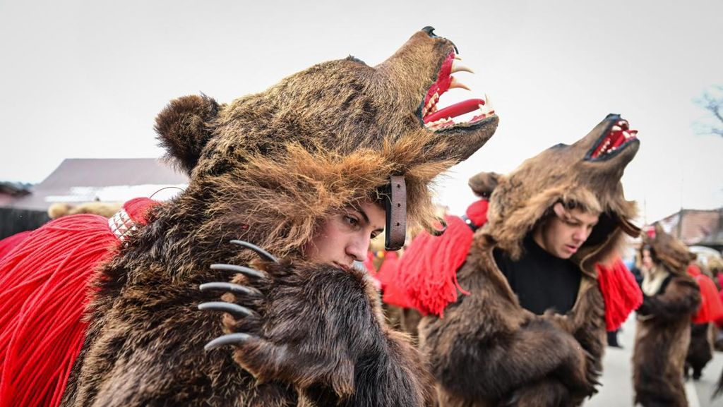 FOTO: Menyambut Tahun Baru dengan Tarian Beruang Khas Romania