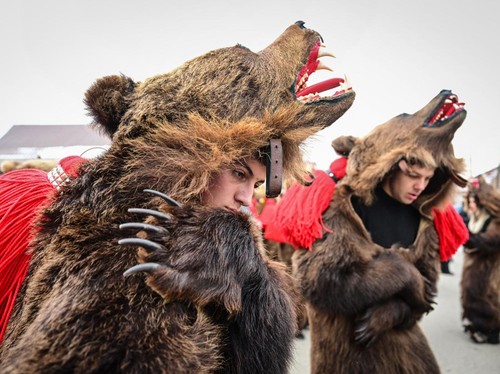 FOTO: Menyambut Tahun Baru dengan Tarian Beruang Khas Romania