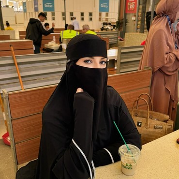 7 Penampilan Tasya Farasya Umrah Pakai Gamis Syar'i & Cadar bak Warlok