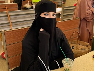7 Penampilan Tasya Farasya Umrah Pakai Gamis Syar'i & Cadar bak Warlok