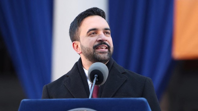 Wali Kota New York Zohran Mamdani meneken lima perintah eksekutif di hari pertamanya bekerja, yang mencabut semua kebijakan mantan Wali Kota NYC Eric Adams.