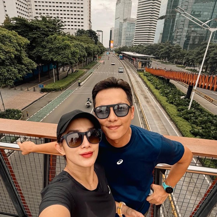 <p>Ussy dan Andhika juga tampil sehat dalam potret olahraga terbaru mereka. Ussy pun tampak bahagia karena di hari kedua tahun 2026, ia diajak olahraga pagi oleh sang suami. Ia pun begitu antusias menantikan olahraga berikutnya. (Foto: Instagram@ussypratama)</p>