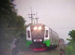 Video Viral Bocah Perempuan Adang Kereta Commuter di Sidoarjo