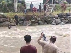 Viral Pengunjung Wisata Alam Zahara Terjebak Banjir Sungai di Polman