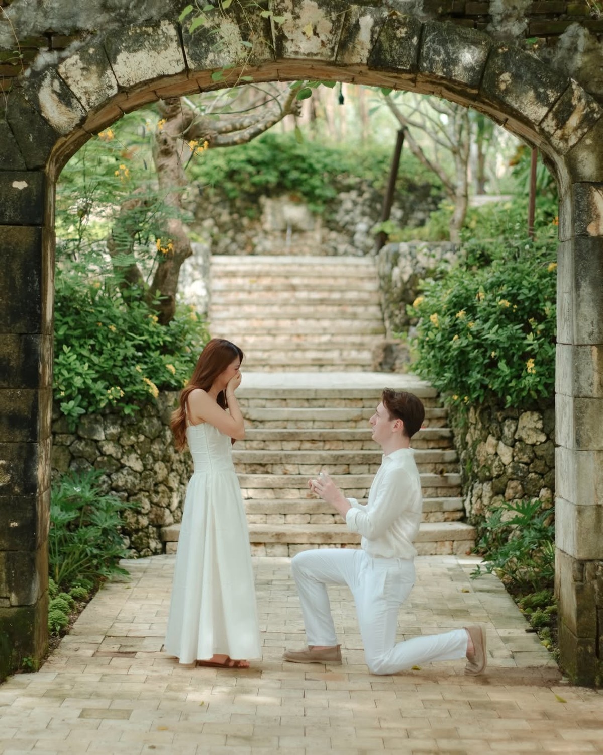 Alastair 'Mas Bule' melamar Jennifer Christie