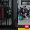Suasana turun naik penumpang dari kereta Jarak Jauh Sawunggalih di Stasiun Pasar Senen, Jakarta. Sabtu, 3 Januari 2025. (CNN Indonesia/Adhi Wicaksono)