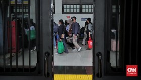 Suasana turun naik penumpang dari kereta Jarak Jauh Sawunggalih di Stasiun Pasar Senen, Jakarta. Sabtu, 3 Januari 2025. (CNN Indonesia/Adhi Wicaksono)