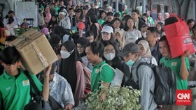 FOTO: Arus Balik Nataru, Stasiun Pasar Senen Dipadati Penumpang