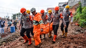 FOTO: Evakuasi Jenazah Korban Longsor di Jatinangor