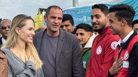 FOTO: Momen Angelina Jolie Kunjungi Perbatasan Rafah Demi Kemanusiaan