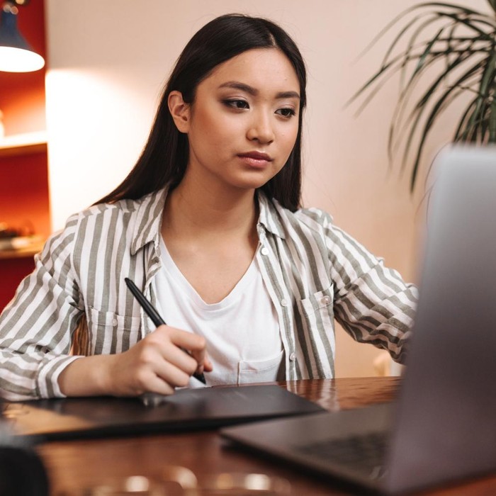 Kecerdasan di atas rata-rata tercermin dari kemampuan menyelesaikan tugas sulit secara tenang dan sistematis.