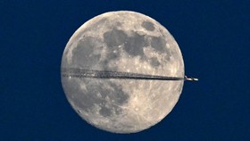 FOTO: Pesona Bulan Purnama di Awal Tahun 2026