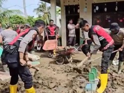 Polisi dan Masyarakat Pidie Jaya Gotong-royong Percepat Pemulihan Fasum-Pendidikan