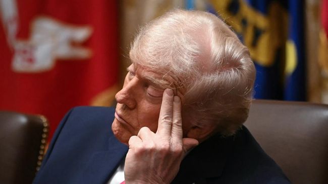 Donald Trump mengecam Grammy Awards 2026 dan mengancam akan menggugat pembawa acara ajang tersebut, Trevor Noah.