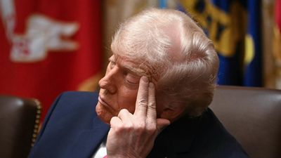 Trump Ancam Tarif 100% ke Kanada Jika Berdagang dengan China